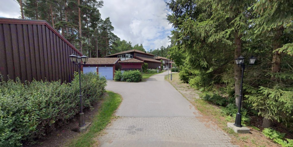 Gångväg och bostäder i Brf Sörgården